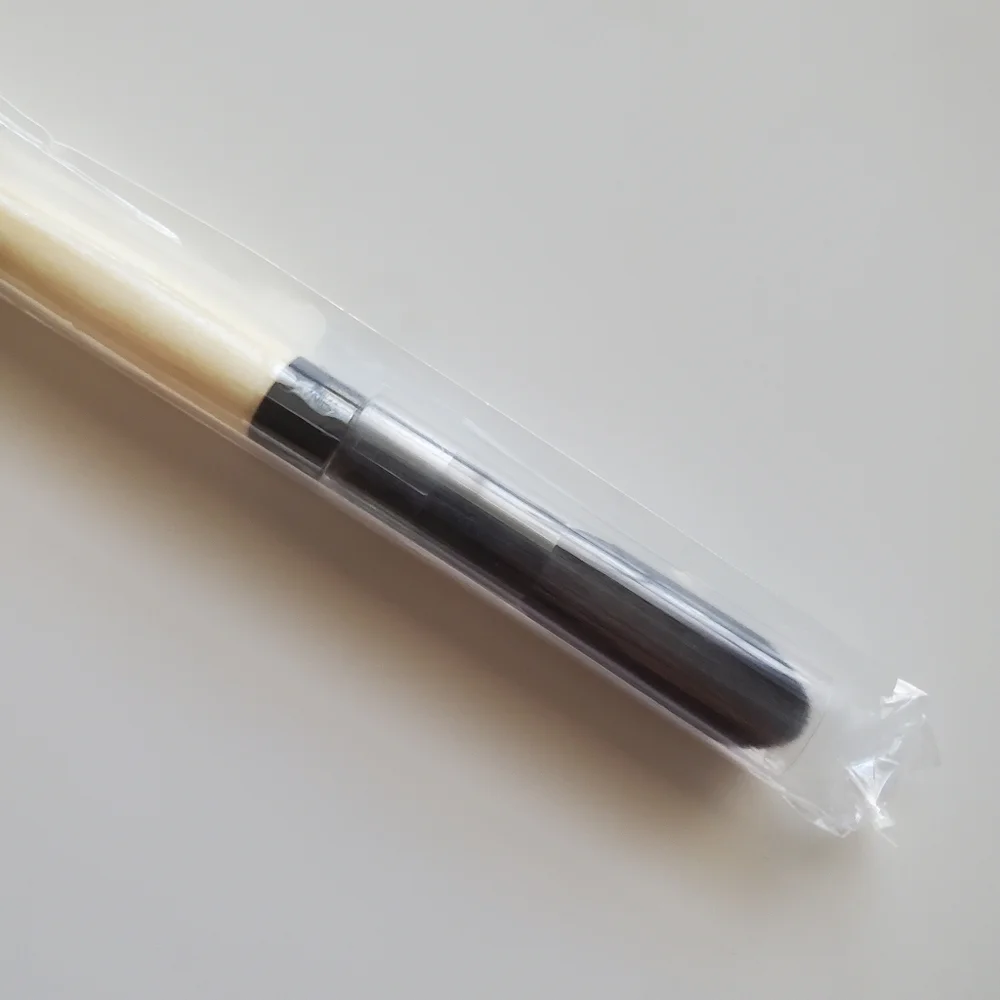 BOBBI BROWN sheer powder brush